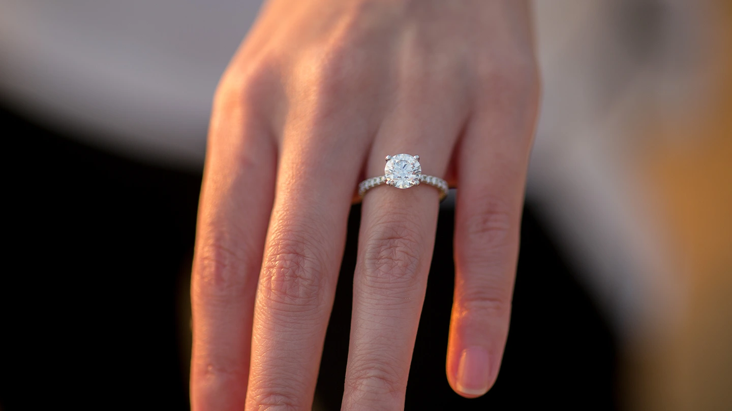 VON Diamonds 4 1/5 ctw Diamond Crossover Round Side Stone Engagement Ring: How to Choose a Statement Setting